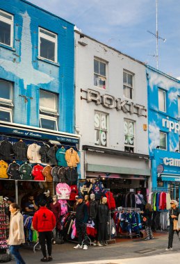 Londra, İngiltere - 29 Eylül 2025: İnsanlar Camden Town, sokak pazarında alışveriş yapıyor