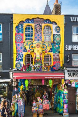 Londra, İngiltere - 29 Eylül 2025: Camden Town sokak market manzarası. Zemin katta dükkanları olan ve etrafta alışveriş yapan bir sürü süslü ev.