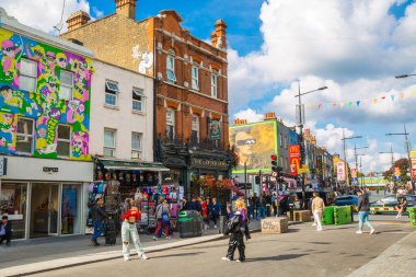 Londra, İngiltere - 29 Eylül 2025: İnsanlar Camden Town, sokak pazarında alışveriş yapıyor