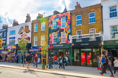 Londra, İngiltere - 29 Eylül 2025: İnsanlar Camden Town, sokak pazarında alışveriş yapıyor