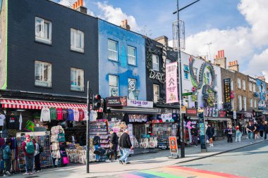 Londra, İngiltere - 29 Eylül 2025: Camden Town sokak market manzarası. Zemin katta dükkanları olan ve etrafta alışveriş yapan bir sürü süslü ev.