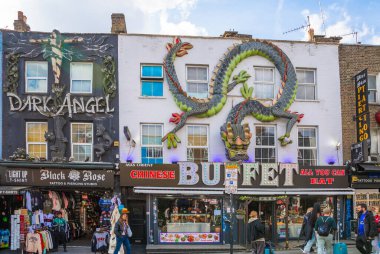 Londra, İngiltere - 29 Eylül 2025: Camden Town sokak market manzarası. Zemin katta dükkanları olan ve etrafta alışveriş yapan bir sürü süslü ev.