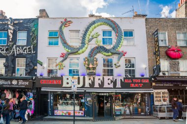 Londra, İngiltere - 29 Eylül 2025: Camden Town sokak market manzarası. Zemin katta dükkanları olan ve etrafta alışveriş yapan bir sürü süslü ev.