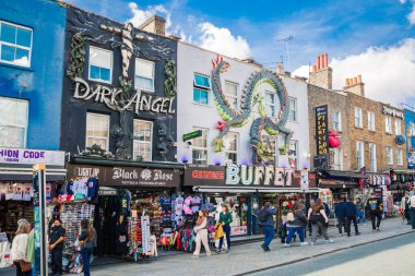 Londra, İngiltere - 29 Eylül 2025: İnsanlar Camden Town, sokak pazarında alışveriş yapıyor
