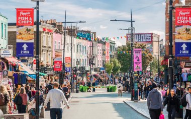 Londra, İngiltere - 29 Eylül 2025: İnsanlar Camden Town, sokak pazarında alışveriş yapıyor