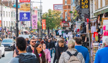 Londra, İngiltere - 29 Eylül 2025: İnsanlar Camden Town, sokak pazarında alışveriş yapıyor