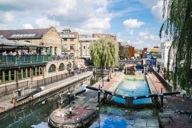 Londra, İngiltere - 29 Eylül 2025: Camden Town rıhtımı, sokak pazarı