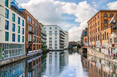 Londra, İngiltere - 29 Eylül 2025: Camden Town rıhtımı, sokak pazarı