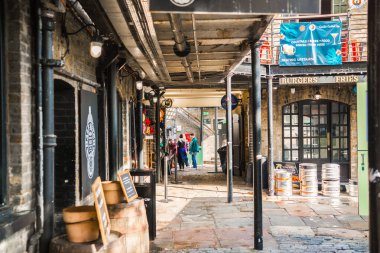 Londra, İngiltere - 29 Eylül 2025: Camden Town rıhtımı, sokak pazarı
