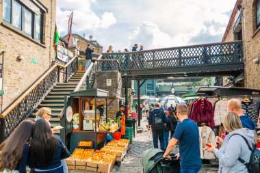 Londra, İngiltere - 29 Eylül 2025: Camden Town 'da meyve suyu dükkanı, sokak pazarı