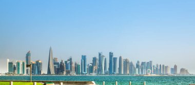 Katar, Doha - 8 Eylül 2025: Doha panoramik manzara günbatımında gökdelenler ve Doha Körfezi 'nde geleneksel balıkçı tekneleri
