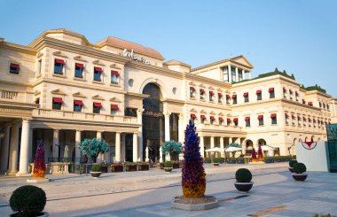 Katar, Doha - 6 Eylül 2025: Gün batımında Plaza alışveriş merkezi ve yürüyen insanlar