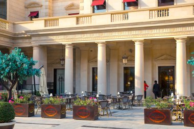 Katar, Doha - 6 Eylül 2025: Gün batımında Plaza alışveriş merkezi ve yürüyen insanlar