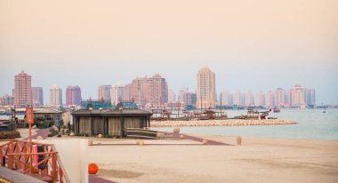 Katar, Doha - 6 Eylül 2025: Katara plajında güzel bir gün batımı