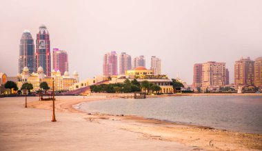 Katar, Doha - 6 Eylül 2025: Katara plajında güzel bir gün batımı