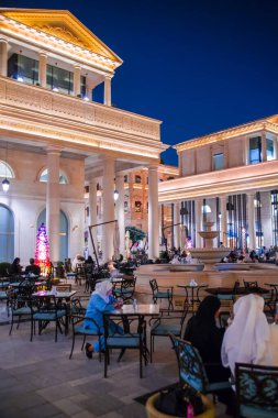 Katar, Doha - 6 Eylül 2025: Katar köyü gece manzarası. Alışveriş, kafe ve klima sokakları olan restoranlar için yer