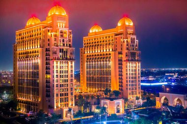 Katar, Doha - 7 Eylül 2025: Otel kompleksi görüntüleme gecesi, Doha Körfezi