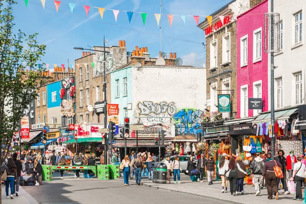 Londra, İngiltere - 29 Eylül 2025: Camden Town 'da sokak sanatı, boyanmış ve dekore edilmiş evler, mağazalar