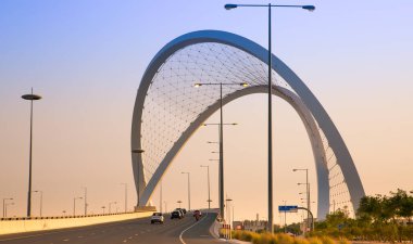 Katar, Doha - 8 Eylül 2025: Doha şehri otoyolu, köprü destekçisi, altın saat