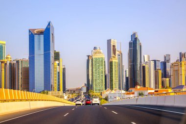 Katar, Doha - 8 Eylül 2025: Doha şehri gökdelenleri Al Corniche yolundan gün batımında, altın saat