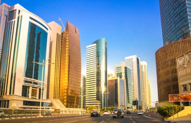 Katar, Doha - 8 Eylül 2025: Doha şehri gökdelenleri Al Corniche yolundan gün batımında, altın saat