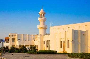 Katar, Doha - 8 Eylül 2025: Mavi gökyüzünün günbatımında Doha 'da minareli modern cami.
