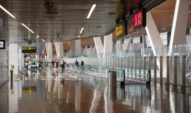 Katar, Doha - 5 Eylül 2025: Doha havaalanı içi, uçuş bağlantı koridoru