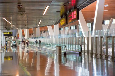 Katar, Doha - 5 Eylül 2025: Doha havaalanı içi, uçuş bağlantı koridoru