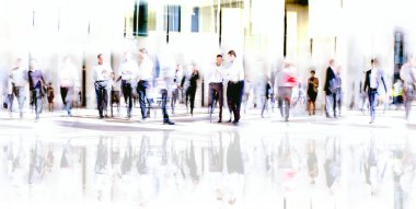 Modern cam ofis binasının lobisinde yürüyen bir sürü iş adamı var. Hareket bulanıklığı, çift pozlama