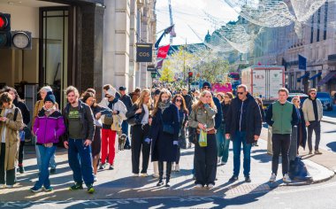 Londra, İngiltere - 24 Ekim 2025: Regent caddesinde yürüyen kalabalık, müşteriler ve turistler
