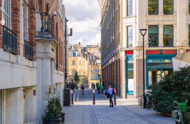 Londra, İngiltere - 24 Ekim 2025 Londra 'da St. Pauls katedralinin yanındaki eski cadde
