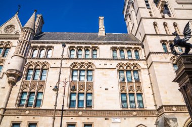 Londra, İngiltere - 25 Eylül 2025: The Royal Courts of Justice view, Neo-gotik İngiliz mimarisi 19. yüzyıl.