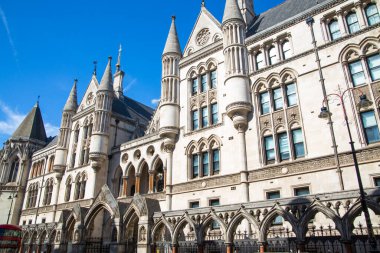 Londra, İngiltere - 25 Eylül 2025: The Royal Courts of Justice view, Neo-gotik İngiliz mimarisi 19. yüzyıl.
