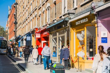 Londra, İngiltere - 25 Eylül 2025: Dükkanları, kamu evleri olan Soho Caddesi. West End 'de bir sürü insan yürüyor.