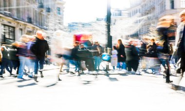 Güneşli bir günde Londra caddesinde yürüyen insanların güzel postmodernizm hareketi. Oxford caddesinden geçen müşteriler ve turistler