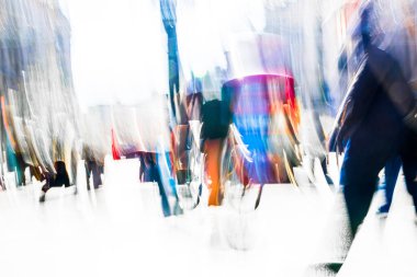 Güneşli bir günde Londra caddesinde yürüyen insanların güzel postmodernizm hareketi. Oxford caddesinden geçen müşteriler ve turistler