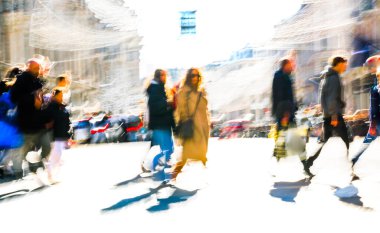 Güneşli bir günde Londra caddesinde yürüyen insanların güzel postmodernizm hareketi. Oxford caddesinden geçen müşteriler ve turistler