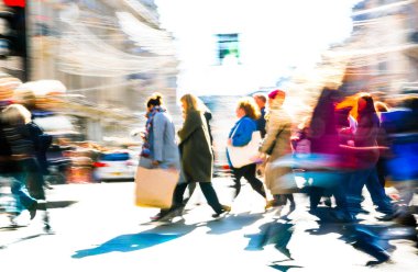 Güneşli bir günde Londra caddesinde yürüyen insanların güzel postmodernizm hareketi. Oxford caddesinden geçen müşteriler ve turistler
