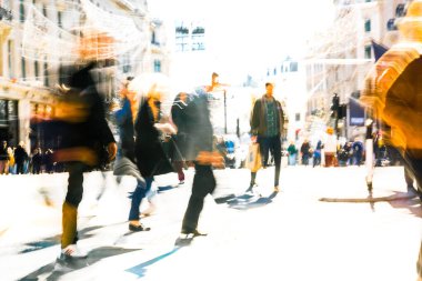 Güneşli bir günde Londra caddesinde yürüyen insanların güzel postmodernizm hareketi. Oxford caddesinden geçen müşteriler ve turistler