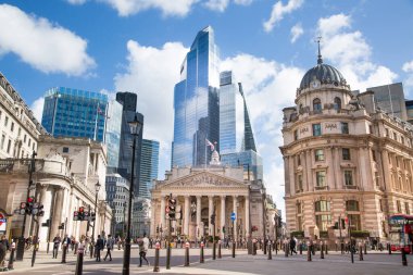 Londra, İngiltere - 22 Eylül 2025: Borsa binası ve gökdelenler İngiltere Merkez Bankası 'nın arka plan görüntüsü