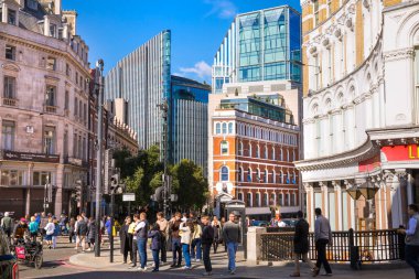 Londra, İngiltere - 25 Eylül 2025: Fleet Street, Londra 'da yoğun kavşak