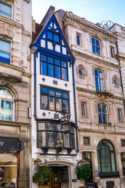Londra, İngiltere - 25 Eylül 2025: Fleet Street, Londra 'da Tudor tarzında güzel eski bir ev