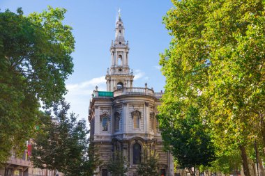 Londra, İngiltere - 25 Eylül 2025: Kings Üniversitesi Londra yakınlarındaki küçük bir parkta dinlenen insanlar