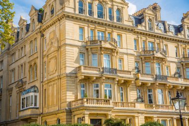 Londra, İngiltere - 29 Eylül 2025: Regent Park 'taki dış çevre caddesi ve 19. yüzyılın başlarındaki güzel kasaba evleri