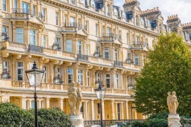 Londra, İngiltere - 29 Eylül 2025: Regent Park 'taki dış çevre caddesi ve 19. yüzyılın başlarındaki güzel kasaba evleri