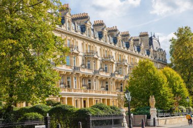 Londra, İngiltere - 29 Eylül 2025: Regent Park 'taki dış çevre caddesi ve 19. yüzyılın başlarındaki güzel kasaba evleri