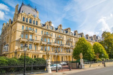 Londra, İngiltere - 29 Eylül 2025: Regent Park 'taki dış çevre caddesi ve 19. yüzyılın başlarındaki güzel kasaba evleri