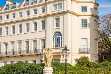 Londra, İngiltere - 29 Eylül 2025: Regent Park 'taki dış çevre caddesi ve 19. yüzyılın başlarındaki güzel kasaba evleri