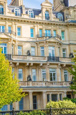 Londra, İngiltere - 29 Eylül 2025: Regent Park 'taki dış çevre caddesi ve 19. yüzyılın başlarındaki güzel kasaba evleri