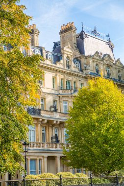 Londra, İngiltere - 29 Eylül 2025: Regent Park 'taki dış çevre caddesi ve 19. yüzyılın başlarındaki güzel kasaba evleri